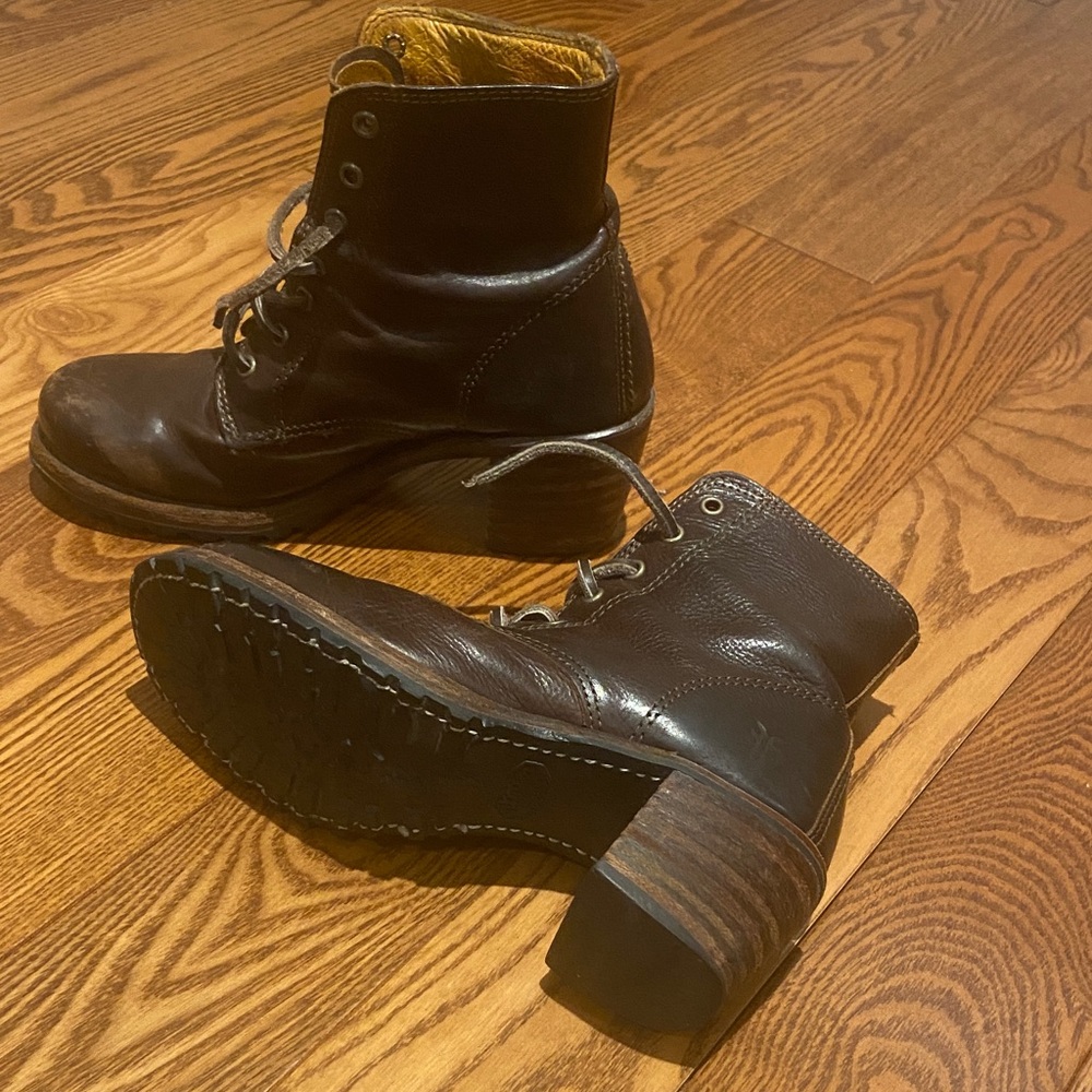 Frye Sabrina 6G Lace Up boots